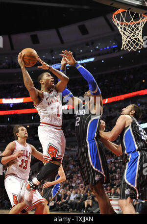 Chicago Bulls guard Derrick Rose (L) schießt wie Orlando Magic center Dwight Howard im vierten Quartal in der vereinigten Mitte am 8. März in Chicago 2012 verteidigt. Die Magie gewann 99-94. UPI/Brian Kersey Stockfoto