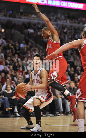 Chicago Bulls guard Derrick Rose (R) fouls New York Knicks guard Jeremy Lin, als er im zweiten Quartal in der vereinigten Mitte Antriebe am 12. März in Chicago 2012. UPI/Brian Kersey Stockfoto