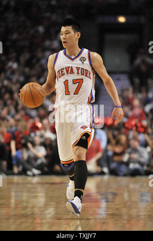 New York Knicks guard Jeremy Lin bringt den Ball auf das Gericht im zweiten Quartal gegen die Chicago Bulls in der vereinigten Mitte am 12. März in Chicago 2012. UPI/Brian Kersey Stockfoto