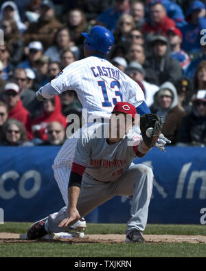 Chicago Cubs Starlin Castro Beats, die für ein infield wie Cincinnati Reds erste Basisspieler Joey Votto erstreckt sich der Fang, die während der fünften Inning bei Wrigley Field am 22. April in Chicago 2012 zu werfen. UPI/Brian Kersey Stockfoto