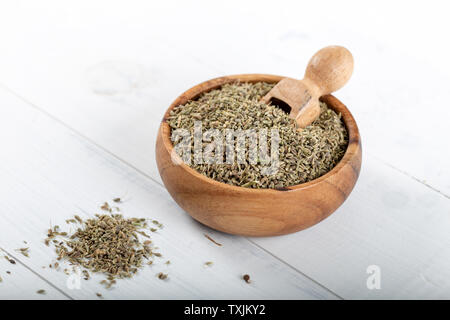 Getrocknete Fenchel Samen in die hölzerne Schüssel auf Holz- Hintergrund. Stockfoto