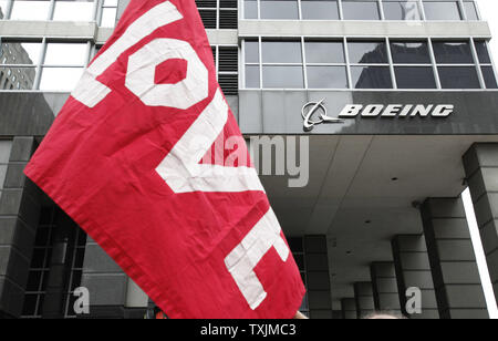 Chicago Demonstranten besetzen außerhalb der Boeing Corporate Headquarters in Chicago zeigen, 21. Mai 2012 während des NATO-Gipfels 2012. Demonstranten herab auf die Stadt Chicago während der 2-tägigen halbjährliche Gipfeltreffen zu sammeln. UPI/Mark Cowan Stockfoto