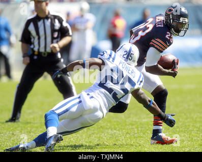 Chicago Bears wide receiver Devin Hester (23) sieht Vergangenheit Indianapolis Colts cornerback Jerraud Befugnisse (25) im dritten Quartal mit dem Soldier Field in Chicago am 9. September 2012 zu brechen. Die Bären besiegt die Colts 41-21. UPI/Mark Cowan Stockfoto