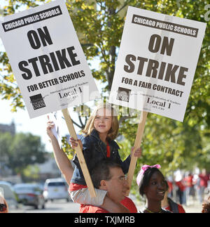 Chicago Lehrer Paul Carrera und seine Tochter Abby, 7, zusammen mit anderen Mitgliedern des Chicago Lehrer Union und ihre Unterstützer Streikposten vor Lane College Prep Tech High School am 10. September 2012 in Chicago. Chicago's 25.000 Lehrer streikten Montag zum ersten Mal in den 25 Jahren nach der letzten Tarifverhandlungen brach Sonntag Nacht ohne einen Streik abzuwenden. UPI/Brian Kersey Stockfoto