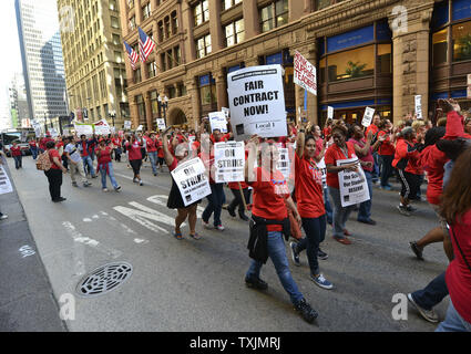 Mitglieder der Chicago Lehrer Union und ihre Unterstützer März durch das zentrale Geschäftsviertel am 10. September 2012 in Chicago. Chicago's 25.000 Lehrer streikten Montag zum ersten Mal in den 25 Jahren nach der letzten Tarifverhandlungen brach Sonntag Nacht ohne einen Streik abzuwenden. UPI/Brian Kersey Stockfoto