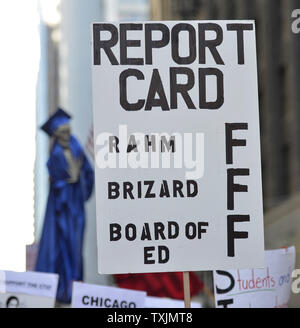 Mitglieder der Chicago Lehrer Union und ihre Unterstützer halten Schilder, wie sie März vor der Chicago Public Schools Sitz am 10. September 2012 in Chicago. Chicago's 25.000 Lehrer streikten Montag zum ersten Mal in den 25 Jahren nach der letzten Tarifverhandlungen brach Sonntag Nacht ohne einen Streik abzuwenden. UPI/Brian Kersey Stockfoto