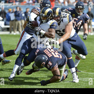 Chicago Bears außerhalb linebacker Lance Briggs (55) packt St. Louis Rams zurück laufen Daryl Richardson (L) nach einem 4 Yard laufen mit dem Soldier Field am 23. September 2012 in Chicago. Die Bären gewannen 23-6. UPI/Brian Kersey Stockfoto