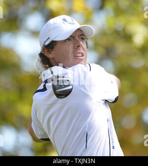 Das Team Europa Rory McIlroy Stücke weg auf der dritten Bohrung während des singles Gleiche am 39th Ryder Schale bei Medinah Country Club am 30. September 2012 in Medinah, Illinois. UPI/Brian Kersey Stockfoto