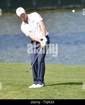 Das Team Europa Rory McIlroy von Nordirland Chips, die auf die zweite Grün während der singles Gleiche am 39th Ryder Schale bei Medinah Country Club am 30. September 2012 in Medinah, Illinois. UPI/Brian Kersey Stockfoto