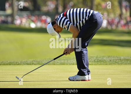 Das Team USA Keegan Bradley reagiert, nachdem er einen Birdieschlag auf dem 16 Loch an der 39th Ryder Schale bei Medinah Country Club am 30. September 2012 in Medinah, Illinois. Bradley verlor sein Match Team Europa Rory McIlroy von Nordirland und Team Europa besiegt Team USA 14 1/2 bis 13 1/3 Punkten. UPI/Brian Kersey Stockfoto