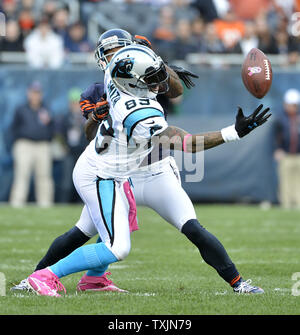Carolina Panthers wide receiver Steve Smith macht einen Haken für einen 10-Yard-Gewinn als Chicago Bears cornerback Tim Jennings an Soldier Field am 28. Oktober 2012 in Chicago verteidigt. UPI/Brian Kersey Stockfoto