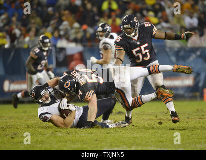 Chicago Bears middle linebacker Brian Urlacher (C) Ebenen Houston Texans tight end Garrett Graham (L) nach einem 3 Yard Pass als äußeres linebacker Lance Briggs in während des vierten Quartals mit dem Soldier Field am 11. November 2012 in Chicago closses. Die Texaner gewannen 13-6. UPI/Brian Kersey Stockfoto