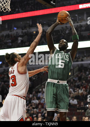 Boston Celtics, Kevin Garnett (R) schießt über Chicago Bulls Zentrum Joakim Noah im ersten Quartal bei der Vereinigten Mitte November 12, 2012 in Chicago. UPI/Brian Kersey Stockfoto