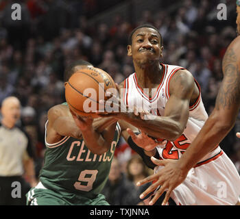 Boston Celtics guard Rajon Rondo (L) fouls Chicago Bulls guard Marquis Teague, als er in den Korb im vierten Quartal Antriebe in der vereinigten Mitte November 12, 2012 in Chicago. Die Celtics gewannen 101-95. UPI/Brian Kersey Stockfoto