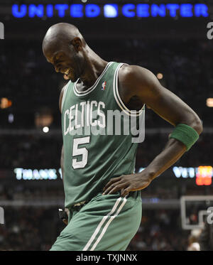 Boston Celtics, Kevin Garnett Winces wie er steht auf dem Hof während des zweiten Quartals aChicago Stiere in der vereinigten Mitte November 12, 2012 in Chicago. UPI/Brian Kersey Stockfoto