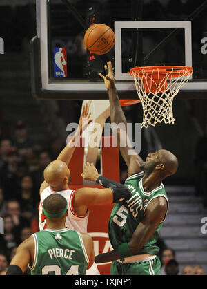 Chicago Bulls vorwärts Taj Gibson (L) nach vorne schießt wie Boston Celtics Kevin Garnett verteidigt im zweiten Quartal in der vereinigten Mitte November 12, 2012 in Chicago. UPI/Brian Kersey Stockfoto