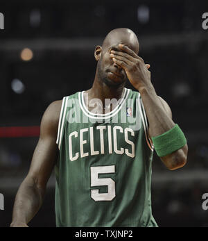 Boston Celtics, Kevin Garnett reibt sein Gesicht als er steht auf dem Gericht gegen die Chicago Bulls in der vereinigten Mitte November 12, 2012 in Chicago. UPI/Brian Kersey Stockfoto