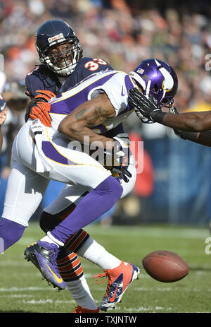 Chicago Bears cornerback Charles Tillman (L) Bricht ein Pass für die Minnesota Vikings wide receiver Jerome Simpson im ersten Quartal bei Soldier Field, die am 25. November in Chicago 2012. UPI/Brian Kersey Stockfoto