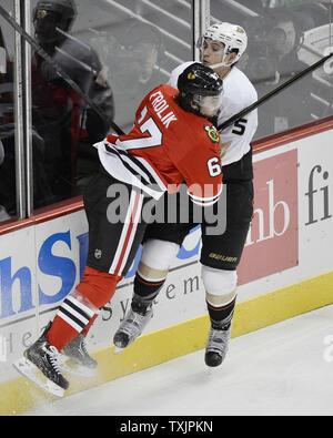 Chicago Blackhawks center Michael Frolik (L) überprüft, Anaheim Ducks Verteidiger Luca Sbisa während der ersten Zeit in der vereinigten Mitte in Chicago am 12. Februar, 2013. UPI/Brian Kersey Stockfoto