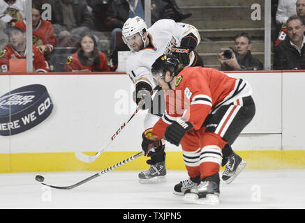 Anaheim Ducks rechten Flügel Kyle Palmieri (L) schießt wie Chicago Blackhawks defenseman Duncan Keith während des zweiten Zeitraums in der vereinigten Mitte in Chicago am 12 Februar, 2013 verteidigt. Die Ducks gewann 3-2 in einem shootout. UPI/Brian Kersey Stockfoto