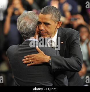 Us-Präsident Barack Obama (R) Umarmungen Bürgermeister von Chicago, Rahm Emanuel, nachdem er durch den Bürgermeister am Hyde Park Academy in Chicago am 15. Februar 2013 eingeführt. Obama zurück in seine Heimatstadt heute die Waffengewalt, dass Chicago gequält hat und in seiner Ansprache vorgeschlagen, Studenten und Gäste an einer Südseite High School, dass strengere Waffengesetze, die Einbeziehung der Gemeinschaft und die Verbesserung der städtischen wirtschaftlichen Bedingungen hilft. UPI/Brian Kersey Stockfoto