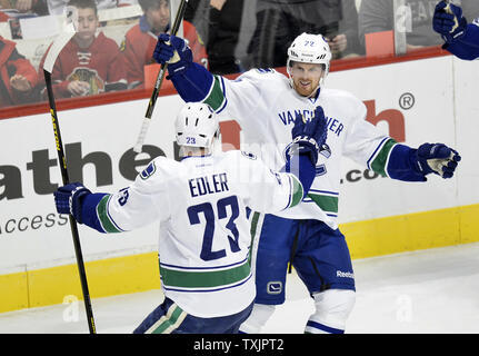 Vancouver Canucks linken Flügel Daniel Sedin (R) und Abwehrspieler Alexander Edler feiern Sedin's Ziel während der ersten Zeit gegen die Chicago Blackhawks in der vereinigten Mitte in Chicago am 19. Februar 2013. UPI/Brian Kersey Stockfoto