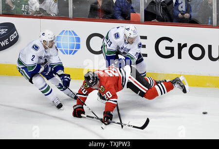 Vancouver Canucks Verteidiger Dan Hamhuis (L), abwehrspieler Alexander Edler und Chicago Blackhawks linken Flügel Brandon Saad (C) gehen für den Puck in der ersten Periode in der vereinigten Mitte in Chicago am 19. Februar 2013. Die Blackhawks gewann 4-3 in einem shootout. UPI/Brian Kersey Stockfoto