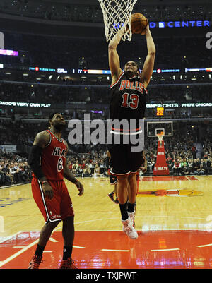 Chicago Bulls Zentrum Joakim Noah (13) taucht die Kugel über Miami Heat Small Forward LeBron James (6) In der ersten Hälfte in der vereinigten Mitte in Chicago am 21. Februar 2013. UPI/David Banken Stockfoto