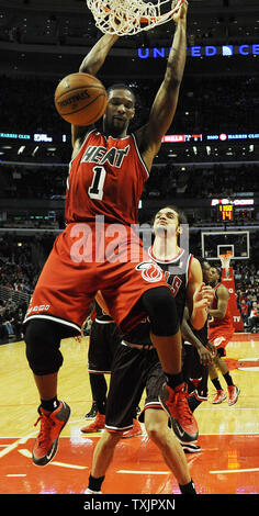 Miami Heat center Chris Bosh (1) dunks über Chicago Bulls Zentrum Joakim Noah (13) in der zweiten Hälfte in der vereinigten Mitte in Chicago am 21. Februar 2013. UPI/David Banken Stockfoto