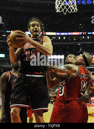 Chicago Bulls Zentrum Joakim Noah (13) greift sich einen Rebound vor Miami Heat Power Forward Chris Andersen (11) in der ersten Hälfte in der vereinigten Mitte in Chicago am 21. Februar 2013. UPI/David Banken Stockfoto