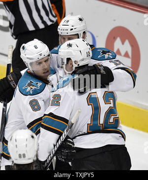 San Jose Sharks center Joe Pavelski (L-R), Joe Thornton und center Patrick Marleau feiern Marleau das Ziel in der ersten Periode gegen die Chicago Blackhawks in der vereinigten Mitte in Chicago am 22. Februar 2013. UPI/Brian Kersey Stockfoto