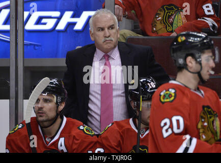 Chicago Blackhawks Haupttrainer Joel Quenneville steht auf der Bank während der zweiten Periode gegen die San Jose Sharks in der vereinigten Mitte in Chicago am 22. Februar 2013. Die Blackhawks gewann 2-1. UPI/Brian Kersey Stockfoto