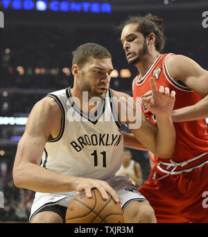 Brooklyn Nets Zentrum Brook Lopez (L) Laufwerke auf Chicago Bulls Zentrum Joakim Noah im ersten Quartal bei der vereinigten Mitte in Chicago am 2. März 2013. UPI/Brian Kersey Stockfoto