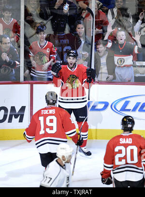 Chicago Blackhawks center Michael Frolik (C) feiert sein Ziel in der ersten Periode gegen die Los Angeles Kings in der vereinigten Mitte in Chicago am 25. März 2013. UPI/Brian Kersey Stockfoto