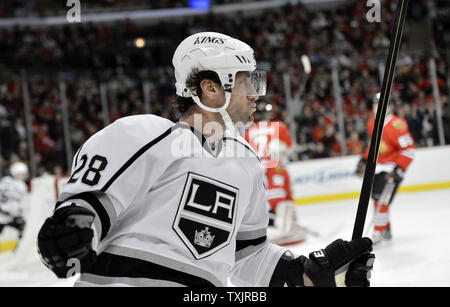 Los Angeles Kings Center Jarret Stoll feiert sein Ziel in der zweiten Periode gegen die Chicago Blackhawks in der vereinigten Mitte in Chicago am 25. März 2013. UPI/Brian Kersey Stockfoto