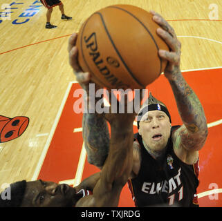 Miami Heat vorwärts Chris Andersen (R) und der Chicago Bulls, Jimmy Butler gehen für eine Erholung in der zweiten Hälfte in der vereinigten Mitte in Chicago am 27. März 2013. Die Stiere gewann 101-97. UPI/Brian Kersey Stockfoto