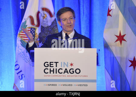 Allstate, Vorsitzender, Präsident und CEO Thomas J. Wilson spricht am Mittagessen Konferenz über die Verbesserung der Sicherheit in der Nachbarschaft in der Stadt am 10. April, 2013 in Chicago. First Lady Michelle Obama hat die Ansprache am Mittagessen für Bürger und Unternehmen, die einen Plan entwickeln, um direkte $ 50 Millionen Privat angehoben Finanzierung über fünf Jahre zur Gewalt Prävention und Intervention Programme der Gemeinschaft zum Aufbau von Kapazitäten und eine Innovation Fund neue Ansätze in der Gemeinschaft muss in der Adresse zu testen. UPI/Brian Kersey Stockfoto