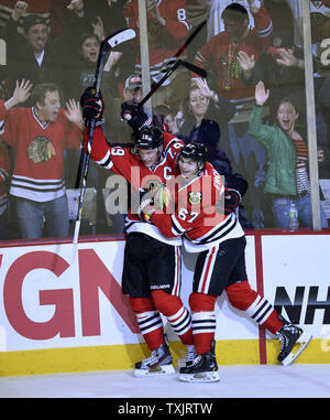 Chicago Blackhawks center Jonathan Toews (L) und rechten Flügel Michael Frolik feiern Toews' Ziel während der dritten Periode gegen die Detroit Red Wings in der vereinigten Mitte in Chicago am 12. April 2013. Die Blackhawks gewann 3-2 in einem shootout. UPI/Brian Kersey Stockfoto