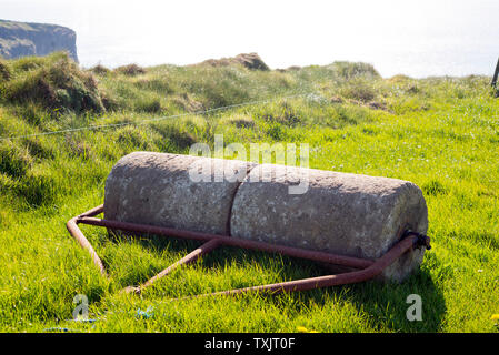 Alten rustikalen konkrete Rolle an einem Feld in Irland abgebrochen Stockfoto