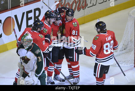 Chicago Blackhawks' Patrick Kane (L-R), Marian Hossa, Patrick Sharp, Jonathan Toews und Duncan Keith feiern Sharp's Ziel als Minnesota Wild goalie Darcy Kuemper Schlittschuhen auf dem Eis während der dritten Periode von Spiel 5 der NHL Western Conference Viertelfinale während der Stanley Cup Playoffs 2013 im United Center in Chicago am 9. Mai 2013. Die Blackhawks gewann 5-1, den Sieg über die Wilden 4-1 in der besten sieben Serie. UPI/Brian Kersey Stockfoto
