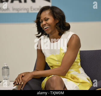 First Lady Michelle Obama lacht, während sie Gespräche mit Schülern mit städtischen Alliance an der Columbia College in Chicago am 18. Juli 2013 beteiligt. Mit ihrem Besuch, die First Lady versucht, Aufmerksamkeit auf Programmen wie Urban Bündnis, das ist ein Jahr - lange Karriere Bildung und Beschäftigung Programm für unterversorgte High School seniors, Praktika, formale Ausbildung und Mentoring zu bringen. UPI/Brian Kersey Stockfoto