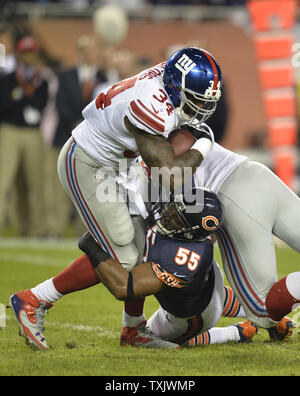 Chicago Bears außerhalb linebacker Lance Briggs (R) Stoppt die New York Giants zurück läuft, Brandon Jacobs für keine gainduring im ersten Quartal auf dem Soldier Field in Chicago am 10. Oktober 2013. UPI/Brian Kersey Stockfoto