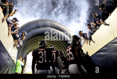 Chicago Bears außerhalb linebacker Lance Briggs (R) und cornerback Aaron Ross bereiten Sie sich auf das Feld heraus laufen zu lassen, bevor das Spiel gegen die New York Giants im Soldier Field in Chicago am 10. Oktober 2013. UPI/Brian Kersey Stockfoto
