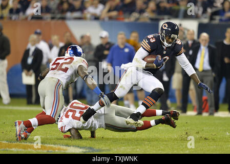 New York Giants cornerback Prinz Amukamara (20) und äußeren linebacker Jon Beason (L) bewältigt die Chicago Bears tight end Martellus Bennett (R) nach einem 12-Yard-Rezeption im dritten Quartal mit dem Soldier Field in Chicago am 10. Oktober 2013. Die Bären die Riesen besiegte 27-21. UPI/Brian Kersey Stockfoto