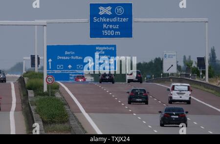 25. Juni 2019, Sachsen-Anhalt, Großkugel: Autos fahren auf der Autobahn A9 in Richtung Berlin. Wegen der anhaltenden Hitze, Geschwindigkeitsbegrenzungen gelten auf mehrere Abschnitte der Autobahnen in Sachsen-Anhalt. Bei hohen Temperaturen besteht die Gefahr von Schäden an der Fahrbahn. Foto: Sebastian Willnow/dpa-Zentralbild/dpa Stockfoto