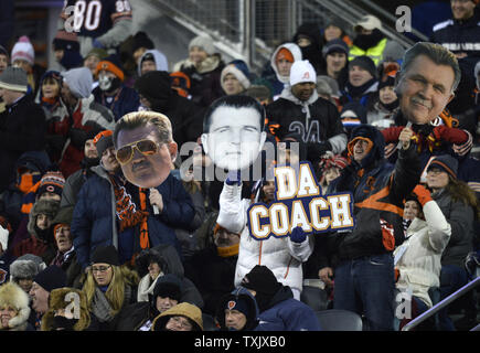 Chicago Bears Fans halten Schilder für ehemalige Chicago Bears tight end und Head Coach Mike Ditka im ersten Quartal das Spiel gegen die Dallas Cowboys an Soldier Field in Chicago am 9. Dezember 2013. Ditka's Nummer 89 wird in einer Halbzeit Zeremonie zurückgezogen werden. UPI/Brian Kersey Stockfoto