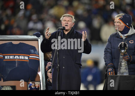 Ehemalige Chicago Bears festes Ende, Head Coach und Pro Football Hall of Famer Mike Ditka spricht während einer Halbzeit Zeremonie seine Nummer 89 während die Chicago Bears Dallas Cowboys Spiel bei dem Soldier Field in Chicago in den Ruhestand am 9. Dezember 2013. Ditka gespielt von den Bären von 1961-1966 und trainierte die Mannschaft von 1982-1992, gewinnen Super Bowl XX 1986. UPI/Brian Kersey Stockfoto