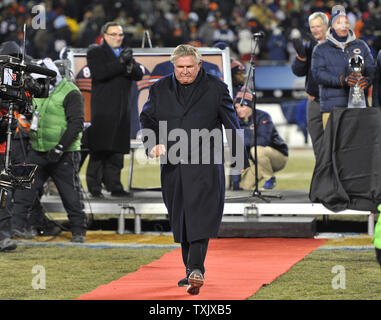 Ehemalige Chicago Bears festes Ende, Head Coach und Pro Football Hall of Famer Mike Ditka geht ein roter Teppich nach einer Halbzeit Zeremonie seine Nummer 89 während die Chicago Bears Dallas Cowboys Spiel bei dem Soldier Field in Chicago in den Ruhestand am 9. Dezember 2013. Ditka gespielt von den Bären von 1961-1966 und trainierte die Mannschaft von 1982-1992, gewinnen Super Bowl XX 1986. UPI/Brian Kersey Stockfoto