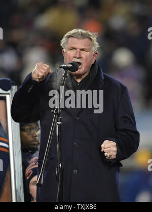 Ehemalige Chicago Bears festes Ende, Head Coach und Pro Football Hall of Famer Mike Ditka revs bis die Masse während einer Halbzeit Zeremonie seine Nummer 89 während die Chicago Bears Dallas Cowboys Spiel bei dem Soldier Field in Chicago in den Ruhestand am 9. Dezember 2013. Ditka gespielt von den Bären von 1961-1966 und trainierte die Mannschaft von 1982-1992, gewinnen Super Bowl XX 1986. UPI/Brian Kersey Stockfoto