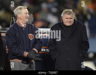 Ehemalige Chicago Bears festes Ende, Head Coach und Pro Football Hall of Famer Mike Ditka (R) steht auf einer Bühne am Mittelfeld mit Chicago Bears Vorsitzender George McCaskey während einer Halbzeit Zeremonie seine Nummer 89 während die Chicago Bears Dallas Cowboys Spiel bei dem Soldier Field in Chicago in den Ruhestand am 9. Dezember 2013. Ditka gespielt von den Bären von 1961-1966 und trainierte die Mannschaft von 1982-1992, gewinnen Super Bowl XX 1986. UPI/Brian Kersey Stockfoto